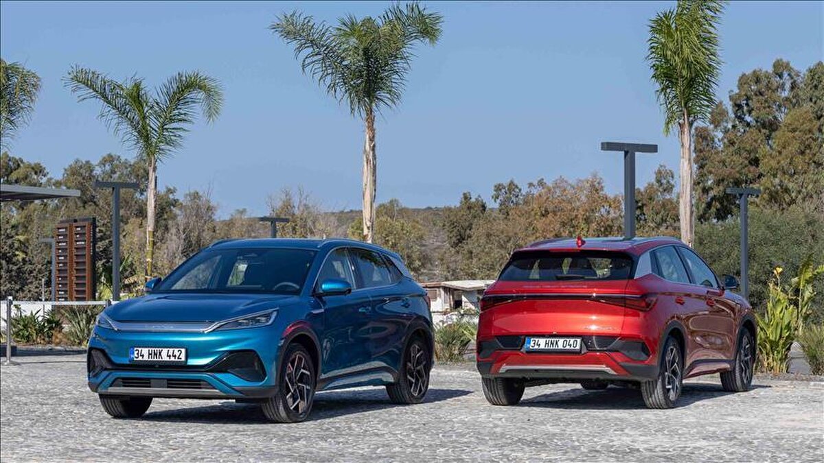 BYD, kuruluşundan bu yana gerçekleştirdiği en büyük geri çağırma operasyonuyla 115 binden fazla aracı servise çağırıyor. Geri çağırma kararının merkezinde batarya güvenliği ve üretim kaynaklı tasarım hataları yer alıyor.