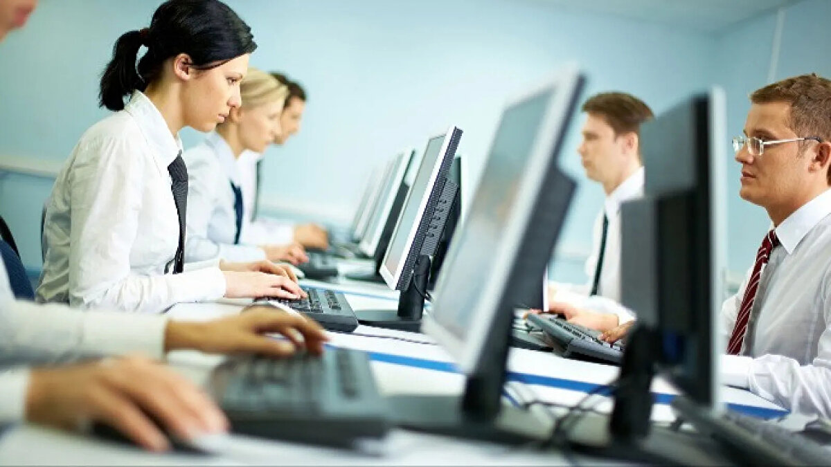 Üst Düzey Yöneticiler: Kurul başkanları, genel müdürler, valiler, general ve amiral rütbesindeki yöneticiler de ayda 90 saati geçmemek kaydıyla saat başına 17,60 TL fazla mesai alacak.<br>