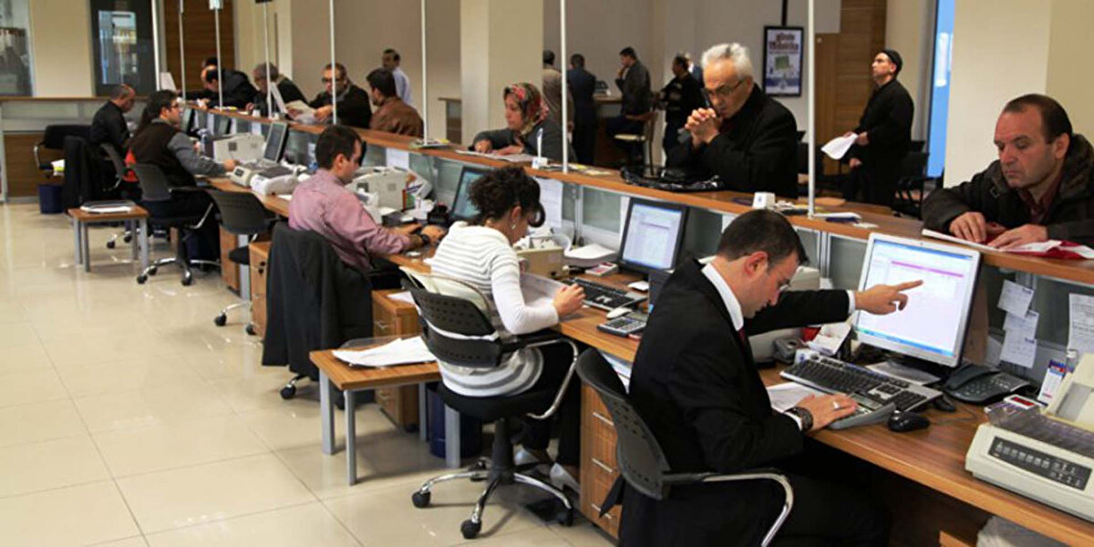 Kredi ve Yurtlar Genel Müdürlüğü ile üniversite yurtlarında görev yapan, ancak fazla çalışmaları karşılığında izin kullanamayan personele, ayda 90 saati aşmamak şartıyla saat başına 16,55 TL ek ödeme yapılacak.<br>Millî Eğitim Bakanlığı’na bağlı mesleki ve teknik eğitim kurumlarında görevli idari personel ise, fiilen yaptıkları fazla çalışmalar için ayda 100 saati geçmemek koşuluyla saat başına 28,20 TL gibi yüksek bir ücret alacak.