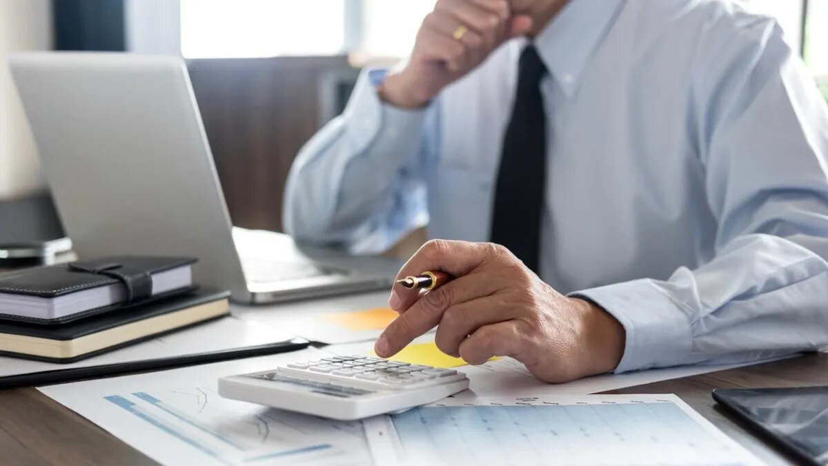 Harcırah Kanunu kapsamında devlet görevlilerine ödenecek olan yurt içi gündelik (harcırah) tutarları da 2026 yılında önemli ölçüde artırıldı: Cumhurbaşkanı Yardımcısı ve TBMM Başkanı: Gündelik tutarı 715 TL’den 925 TL’ye çıktı.