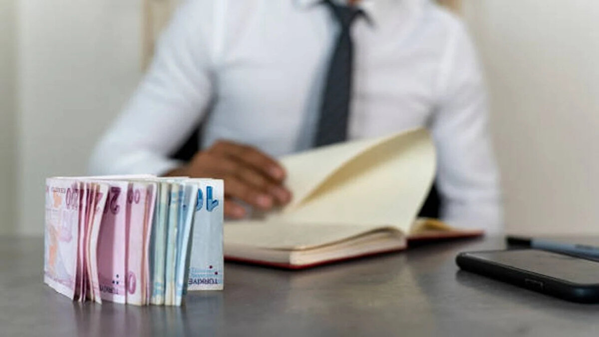 Yurt içi gündelik miktarı 686 TL’den 900 TL’ye yükseldi. En Alt ve En Üst Kademe Memurlar: Ek göstergesi 8 bin ve daha yüksek memurlar için 890 TL, en alt kademedeki memur için ise 850 TL olarak belirlendi. Bu artışlar, devlet memurlarının 2026 yılında alacağı ek gelir ve yolluk/harcırah ödemelerinde hissedilir bir iyileşme sağlayacak.