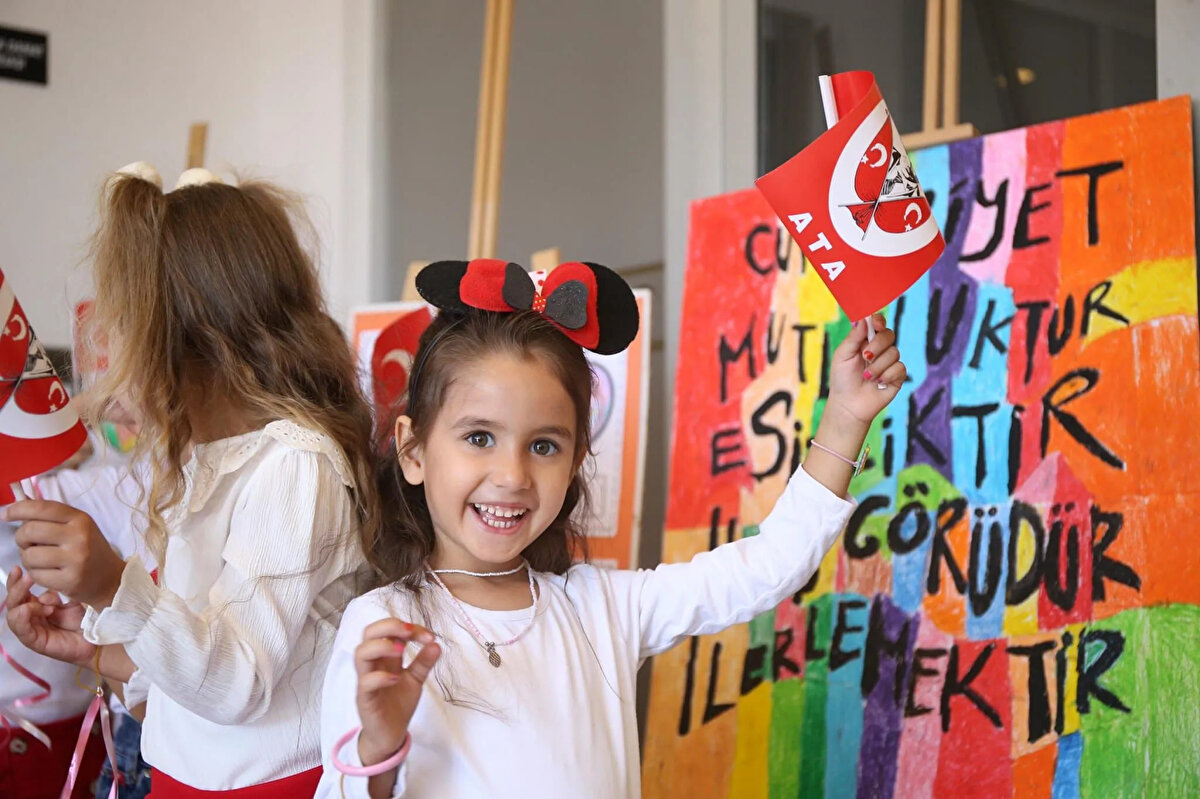 Resmî Gazete’de yayımlanan karara göre, 28 Ekim Salı günü kamu kurumlarında mesai 13.00’te sona erecek.