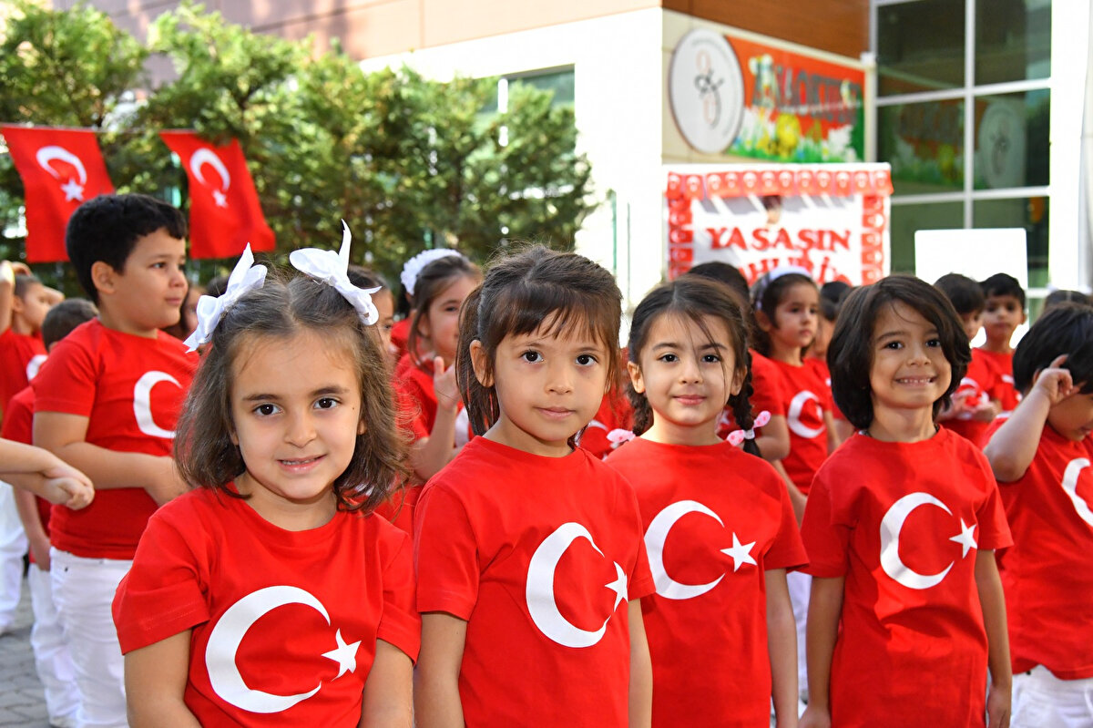 29 Ekim Cumhuriyet Bayramı'nın yaklaşmasıyla vatandaşların en çok merak ettiği soru da cevabını buldu. Özellikle öğretmen, öğrenci ve veliler "28 Ekim yarım gün mü?" veya "28 Ekim öğleden sonra tatil mi?" sorularını araştırır oldu.<br>
