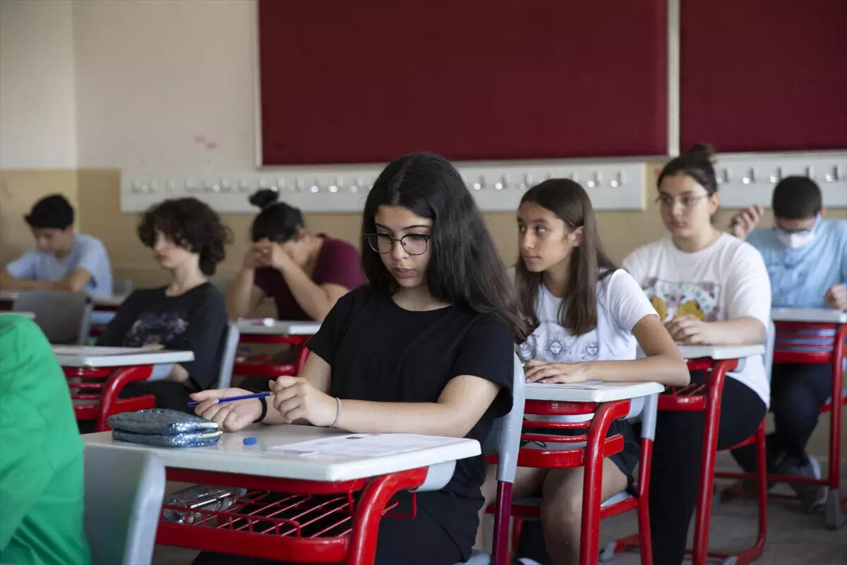 Dünyada zorunlu eğitim süreleri kısalırken, Türkiye’deki sürenin uzun olması gençlerin geç meslek sahibi olması ve geç evlenmesi gibi sosyal sonuçlara neden oluyor. Aile kurumunun önündeki engellerden biri olarak da görülen bu sistemin değişmesi yönünde talepler artıyor.