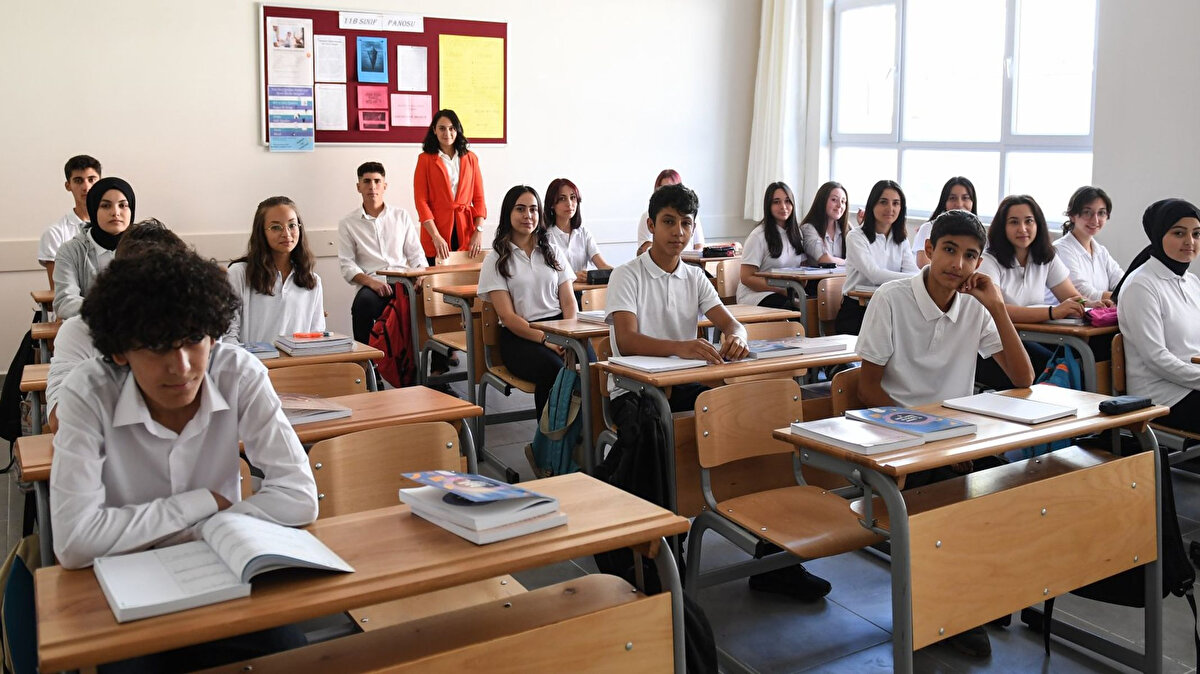 Milli Eğitim Bakanı Yusuf Tekin, dünya genelinde eğitim sürelerinin kısaldığını vurgulayarak Türkiye’nin bu dönüşüme ayak uydurması gerektiğini belirtti. Cumhurbaşkanlığı Eğitim ve Öğretim Politikaları Kurulunun sosyal medya hesabından yapılan açıklamada, Kurulun Milli Eğitim Bakanlığı yetkililerinin de katılımıyla gerçekleştirdiği toplantıda lise eğitiminin yeniden yapılandırılması konusunun ele alındığını ve hazırlanan değerlendirme raporunun Cumhurbaşkanı Erdoğan'a arz edildiği belirtildi.