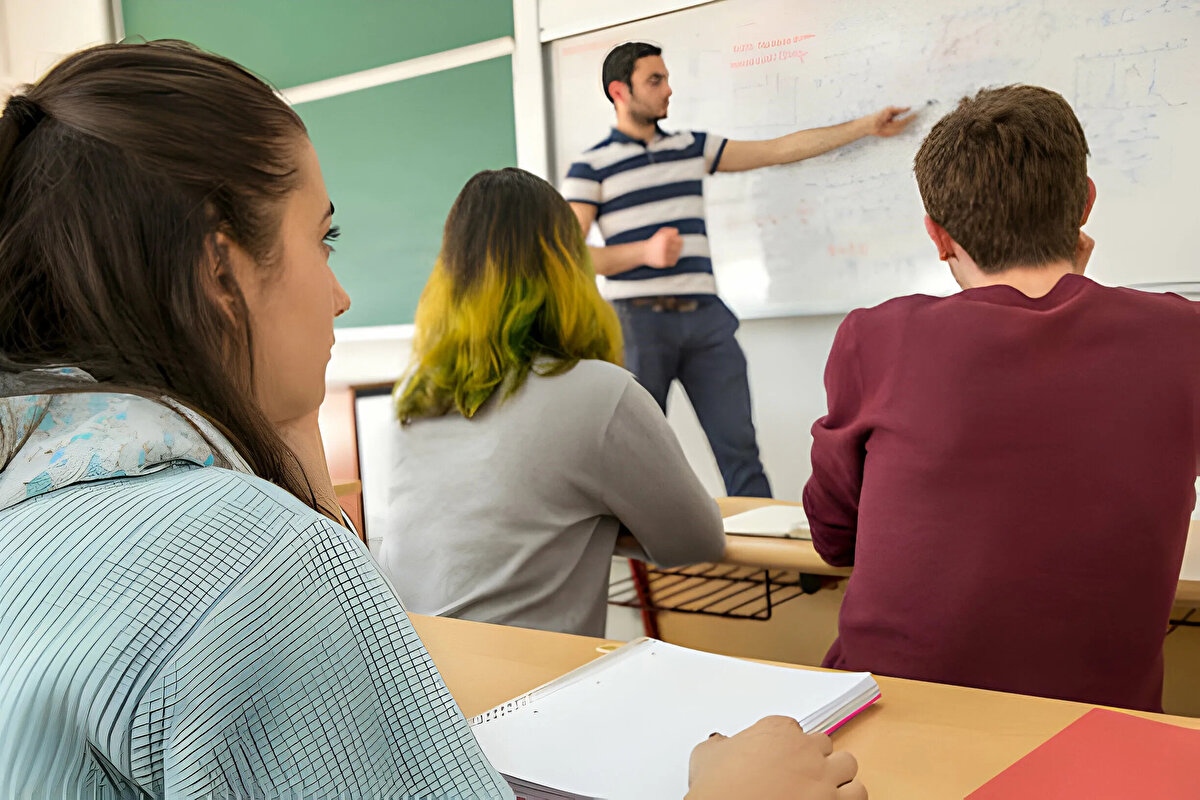 Mevcut sistemde değişiklik olması durumunda yeni modelin 2025-2026 eğitim öğretim yılında uygulanması gündeme gelebilir.<br>Peki, 2+2 ve 3+1 eğitim modeli nedir?