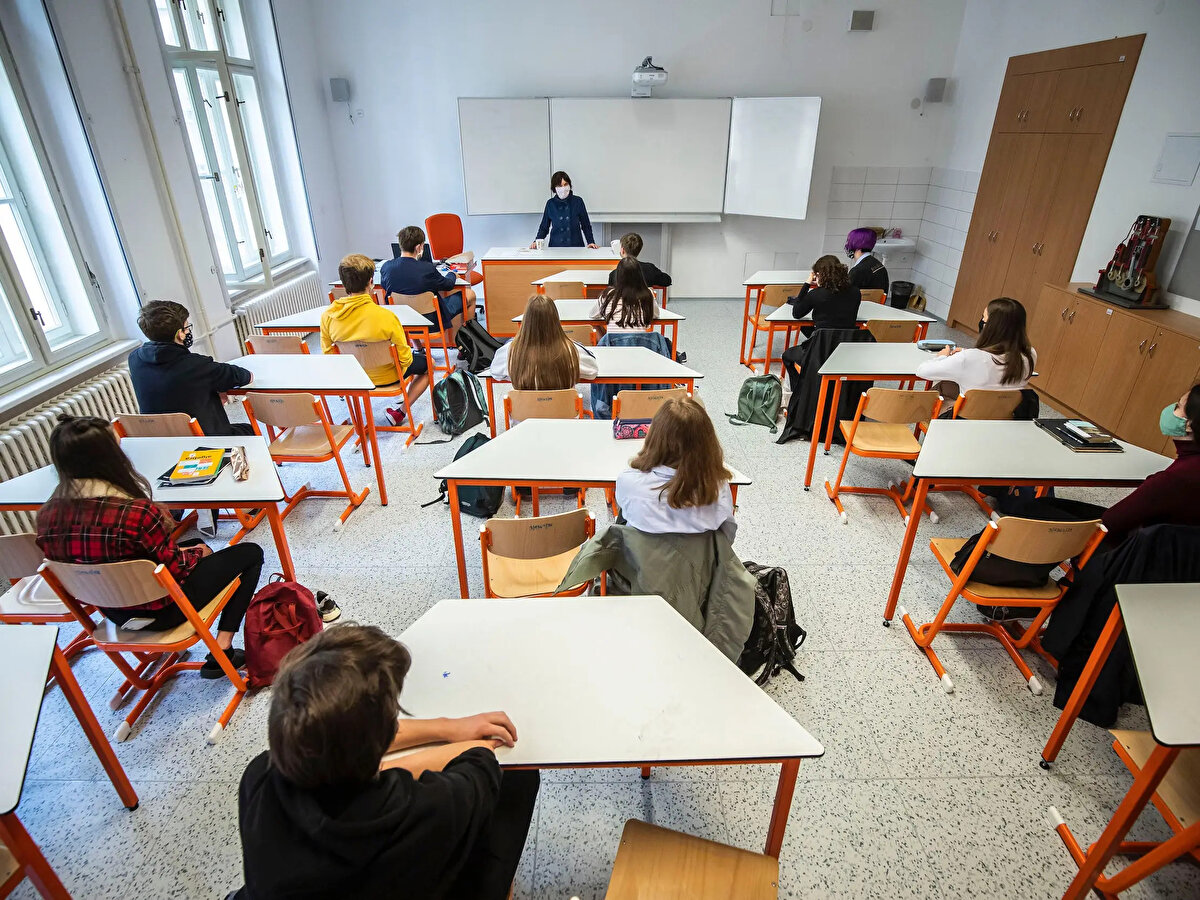 2+2 eğitim sistemi nedir?<br><br>2+2 modelinde zorunlu eğitim 2 yıl olacak, isteyen öğrencilere 2 yıl daha eğitim verilecek. Mesleki eğitim almak isteyen öğrenciler Mesleki Eğitim Merkezleri, açık öğretim veya istihdam programlarına yönlendirilecek.<br>Bu modelde lise öğrencilerinin 16 yaşında diploma alabilmesi planlanıyor.