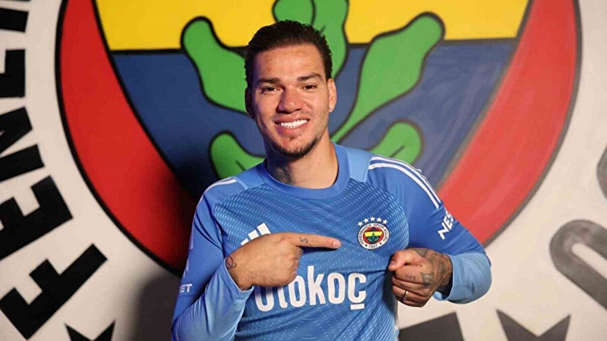 Fenerbahçe’nin deneyimli file bekçisi Ederson, Samsunspor ile golsüz berabere kaldığı karşılaşma öncesinde sakatlığı nedeniyle kadrodan çıkarılmıştı. Brezilyalı eldivenin Fenerbahçe’nin Fatih Karagümrük maçı öncesinde sahada olup olmayacağı ise taraftar tarafından merak ediliyordu. Tecrübeli file bekçisinin son durumu ise belli oldu.<br>