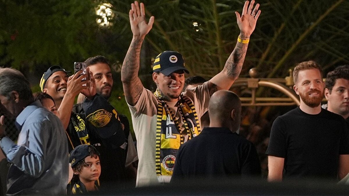 Kale tekrar Tarık Çetin’de<br><br>Maçta Fenerbahçe’nin kalesinin Samsunspor maçında olduğu gibi Tarık Çetin’in koruyacağı bekleniyor. Çetin, Samsunspor karşısında gösterdiği performansla takdirleri kazanmıştı<br>