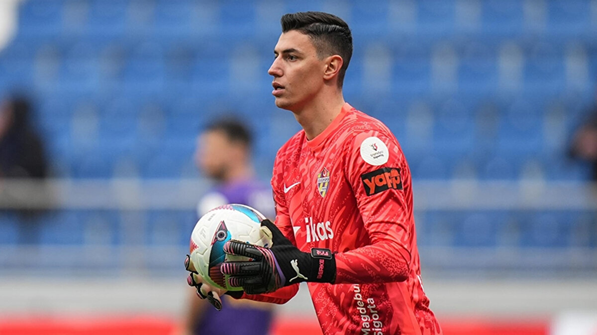 A Milli Takım kampından ayrılması gündem olan Berke Özer için TFF ve Vincenzo Montella açıklama yapmıştı. Ceza alması gündem gelen 25 yaşındaki kaleci için Fransız kulübünden açıklama geldi.