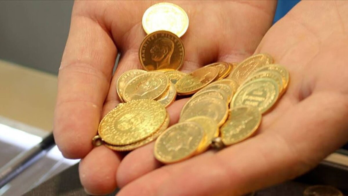 Külçe altın, ABD-Çin arasındaki ticaret gerilimlerinin tekrar gündeme gelmesi ve ABD'de devam eden hükümet kapanması endişeleriyle bu hafta boyunca defalarca yeni zirveleri gördü. Çin'in, ABD'yi nadir toprak minerallerine yönelik kontrol hamleleri konusunda "panik yaratmakla" suçlaması ve ABD yetkililerinin bu adımların küresel tedarik zincirlerini tehdit ettiği yönündeki uyarıları, piyasalardaki tedirginliği artırdı.