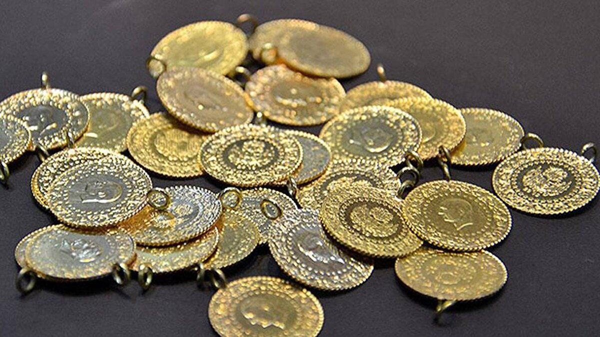 Altın fiyatları haftanın son işlem gününde de rekor kırmaya devam ediyor. Altındaki son durumu merak eden vatandaşlar, Google ve benzeri arama motorları üzerinden "Gram altın kaç TL oldu?", "Ons altın kaç dolar?", "Altın fiyatları neden düştü?", "Altın yükselmeye devam edecek mi?" gibi sorgulamalar yapıyor. 