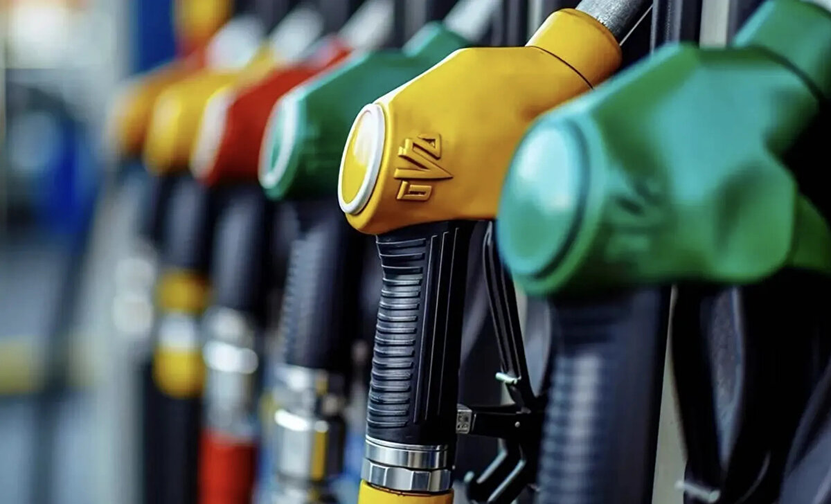 İzmir Akaryakıt Fiyatları<br><br>Benzin: 53,35 TL<br><br>Motorin: 54,61 TL<br><br>LPG: 27,53 TL