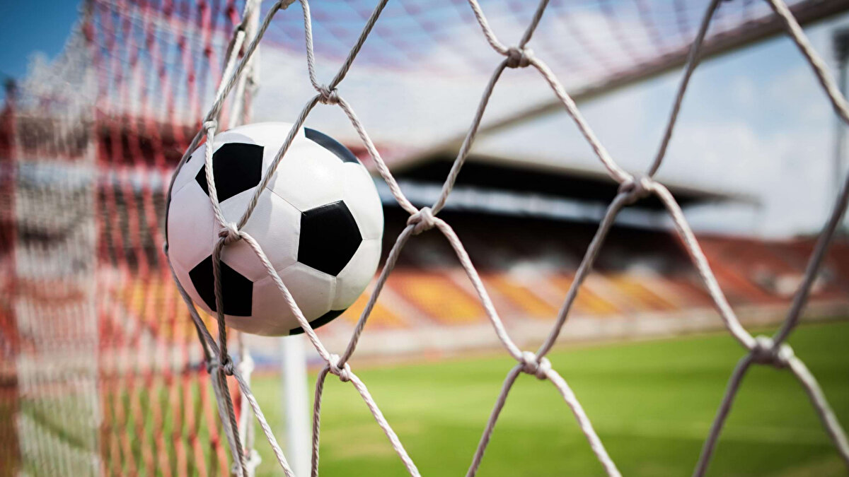 Sezon sonunda birçok milli futbolcunun sözleşmeleri bitecek. Listede Süper Lig'den ve Avrupa'dan yıldız isimler yer alıyor.