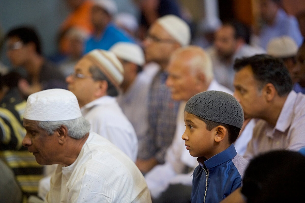 Değerli Müminler!<br>Bize düşen; Allah’ın emirlerini, Resûlullah (s.a.s)’in sünnetini, her şeyden daha önemli ve daha değerli görmektir. Peygamberimiz (s.a.s)’in güzel ahlakını hayatımızın her alanına aktarmanın gayretinde olmaktır. Peygamber Efendimiz (s.a.s)’in sevgisini çocuklarımız ve gençlerimizin gönlüne nakış nakış işlemeye daha fazla özen göstermektir. Şu hususu unutmayalım ki, Allah Resûlü (s.a.s)’in sünnetini dikkate almadan Kur’an-ı Kerim’i anlamak, İslam’ı yaşamaya çalışmak, Allah’ın rızasına ve sevgisine nail olmak mümkün değildir.