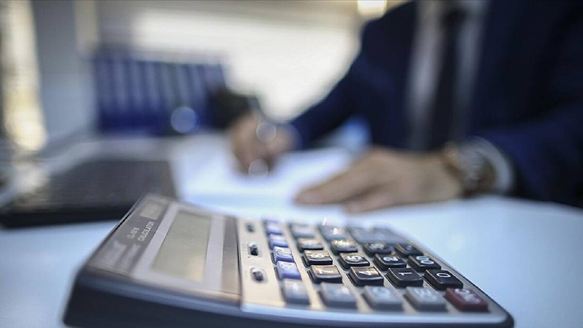 2026 yılı bütçe teklifinde memurların fazla mesai ücretlerine ilişkin detaylar belli oldu. Yeni yılda kamu çalışanlarının fazla mesai ödemeleri yüzde 30’a yakın oranda artırılırken, bazı kadrolarda görev yapan personele özel ek ödeme oranları da güncellendi.