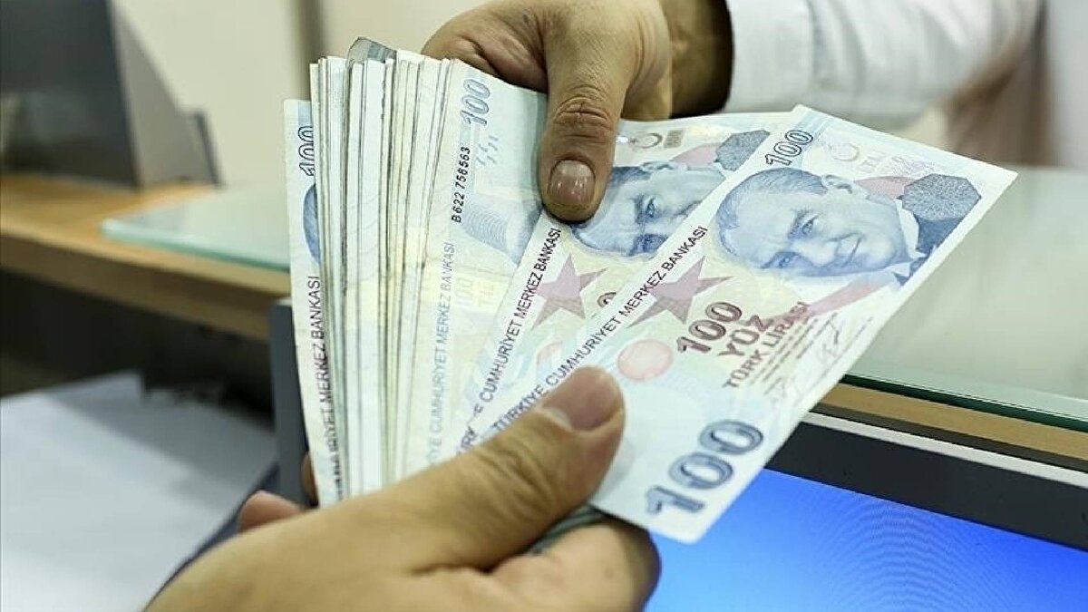 Bakanlıkların özel kalem müdürlüklerinde çalışan makam şoförleri dahil tüm personele ayda 90 saati, genel müdürlüklerin merkez teşkilatlarında görevli şoförlere de 60 saati geçmemek üzere yeni yılda 13 lira 60 kuruş yerine 17 lira 60 kuruş fazla mesai ücreti ödenecek.