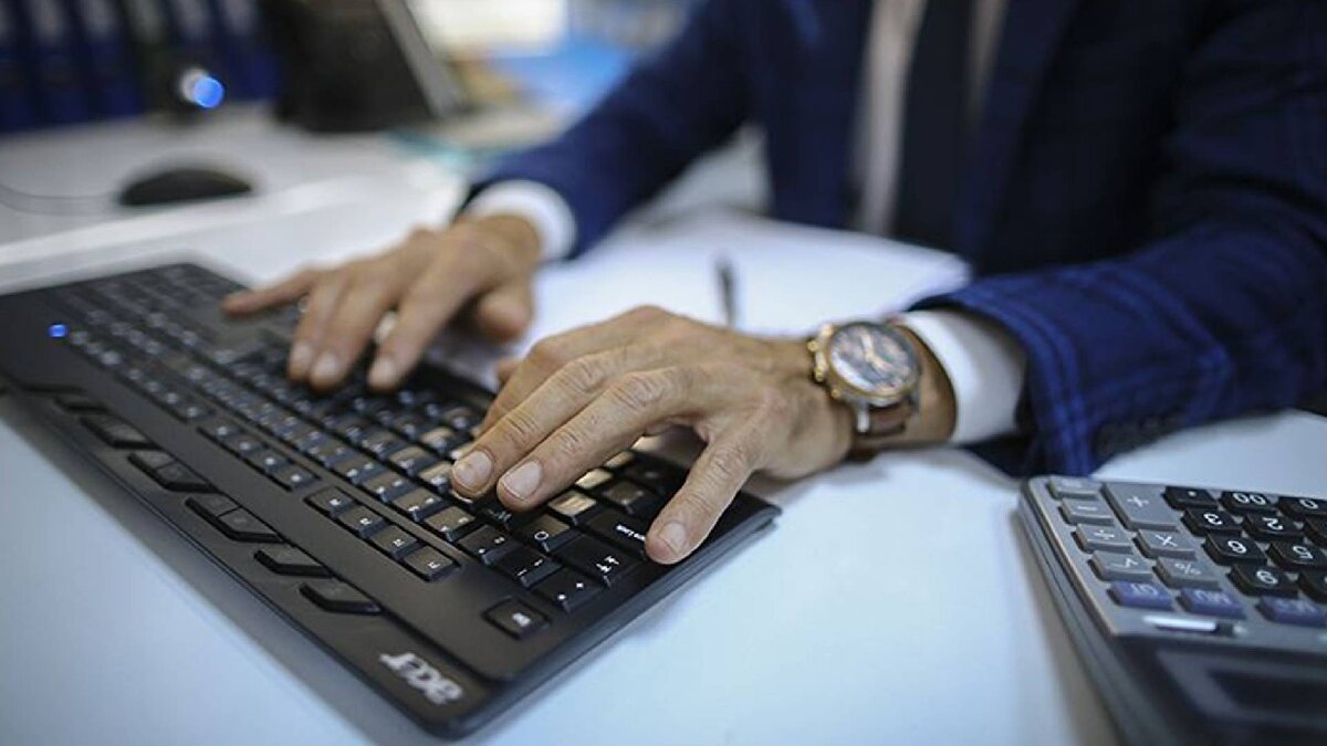 Mesleki ve teknik eğitim bölgesinde yer alan meslek yüksekokullarıyla ilişkilendirilen mesleki ve teknik ortaöğretim kurumlarında görev yapan Milli Eğitim Bakanlığı idari personeline, yasal çalışma saatinin bitiminden sonra fiilen yaptıkları fazla çalışma süreleri için ayda 100 saati geçmemek üzere saat başına 28 lira 20 kuruş ödenecek.