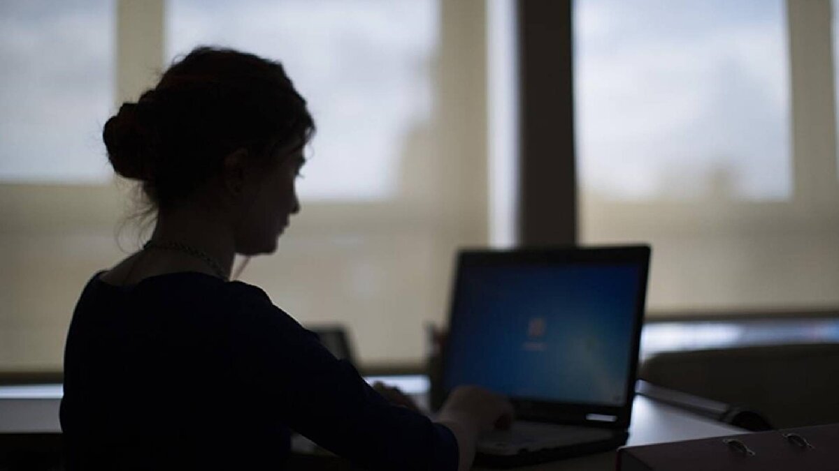 Yurt içi gündelikler<br><br>Harcırah Kanunu uyarınca verilecek yurt içi gündelik ve tazminat tutarları da yeniden belirlendi. Yeni yılda TBMM Başkanı ve Cumhurbaşkanı Yardımcısına ödenecek yurt içi gündelik tutarı 715 liradan 925 liraya yükselecek.<br><br>Anayasa Mahkemesi Başkanı, bakanlar, Genelkurmay Başkanı, milletvekilleri, kuvvet komutanları, Jandarma Genel Komutanı, Sahil Güvenlik Komutanı, Cumhurbaşkanlığı Genel Sekreteri, TBMM Genel Sekreteri, orgeneraller, oramiraller, Yargıtay, Danıştay, Uyuşmazlık Mahkemesi ve Sayıştay başkanları, Yargıtay Cumhuriyet Başsavcısı, Danıştay Başsavcısı, Diyanet İşleri ve Yükseköğretim Kurulu başkanları ile Kamu Başdenetçisinin yurt içi gündeliği 686 liradan 900 liraya çıkacak.<br><br>Yurt içi gündelik tutarı, ek göstergesi 8 bin ve daha yüksek kadrolarda bulunan memurlar için 890 liraya çıkacak. En alt kademedeki memura ise 850 lira ödenecek.