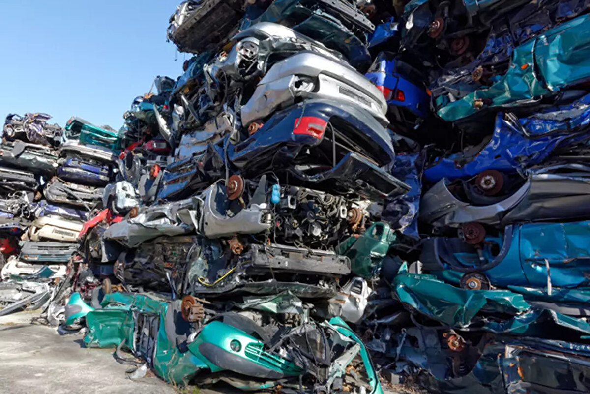 Otomotiv Uzmanı Erol Şahin, bu konuda uyarıda bulunarak şunları söyledi:<br><br>“Henüz resmi bir düzenleme yokken ‘şu araç gidecek, bu kadar indirim olacak’ demek fırsatçıların işine yarıyor. Vatandaş hurda değeri olan bir aracı ederinin iki katına alıyor ama kar elde edemiyor. Bu yüzden resmi duyuru olmadan piyasaya güvenmemek lazım.”