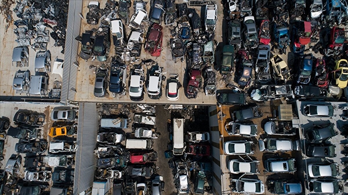 Gündemdeki teşvik planı, 2000 model ve daha eski araç sahiplerine, araçlarını hurdaya ayırmaları durumunda sıfır kilometre araç alırken Özel Tüketim Vergisi’nden (ÖTV) muafiyet sağlanmasını öngörüyor. Bu da bazı modellerde 200-500 bin TL arasında değişen bir indirim anlamına geliyor.