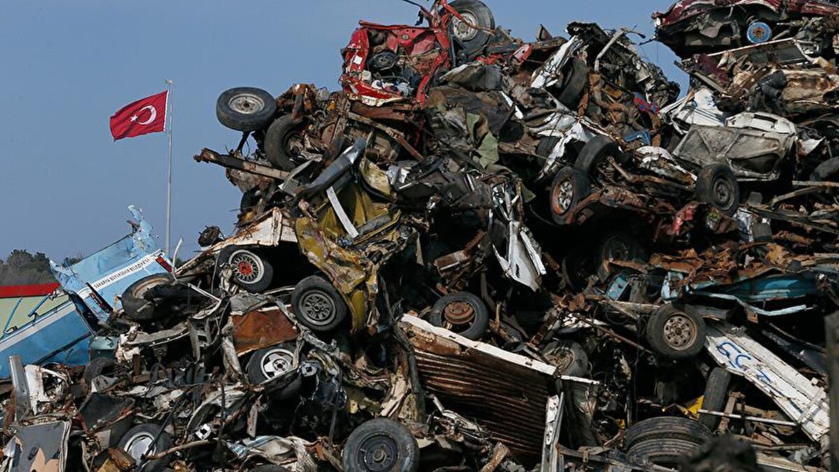 Teşvik yasası çıkarsa, Türkiye'de üretilen ve belli şartları sağlayan 12 modelden sıfır kilometre araçlar, ÖTV’siz olarak alınabilecek. İşte liste:<br><br>Togg T10X<br><br>Toyota CH-R<br><br>Hyundai Bayon<br><br>Hyundai i20<br><br>Hyundai i10<br><br>Ford Tourneo Custom<br>