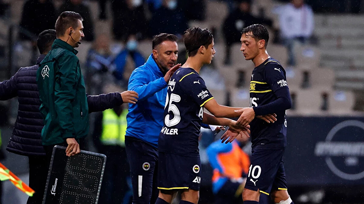 "ARDA'YI 16 YAŞINDA HATIRLIYORUM"<br><br>Express & Star’a konuşan Portekizli teknik direktör, “Yetenekli oyuncularla çok fazla deneyimim var. Arda Güler'i 16 yaşındayken hatırlıyorum. Fenerbahçe'de A takıma çağırdık ve ilk antrenmanda harika bir oyuncu olduğunu ve oynamak istediğini fark ettim. Bu, özel bir şeye sahip olan oyuncuların karakteridir” dedi.