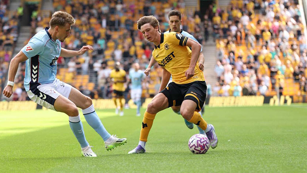 "BİRİSİ ONA PAS ATMADIĞINDA KIZARDI"<br><br>Vitor Pereira sözlerine şöyle devam etti:<br><br>"16 yaşında Avrupa Ligi'nde bir maça gittik ve onu sahaya sürdüğümü, bir serbest vuruş kullandığımızı ve onun topu aldığını hatırlıyorum. Her topu istediğinde ve birisi ona pas atmadığında onlara kızardı, şimdi Real Madrid'de. Genellikle özgüveni olan oyuncuların kişiliği böyledir ama onları korumamız lazım. Oraya gidip performans gösteremezlerse, madalyonun diğer yüzüyle karşı karşıya kalırlar ve endişelenmeye başlarlar. Kendilerini zorlarlar ve baskıyı artırırlar."