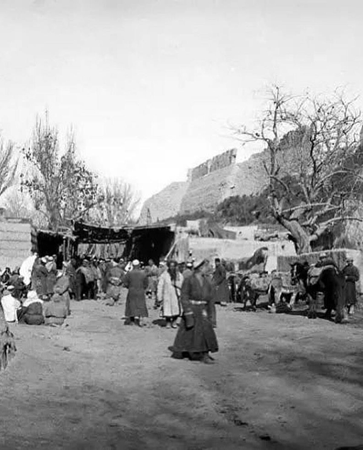 Yarkent'te bir çarşının girişi, 1927-1928.