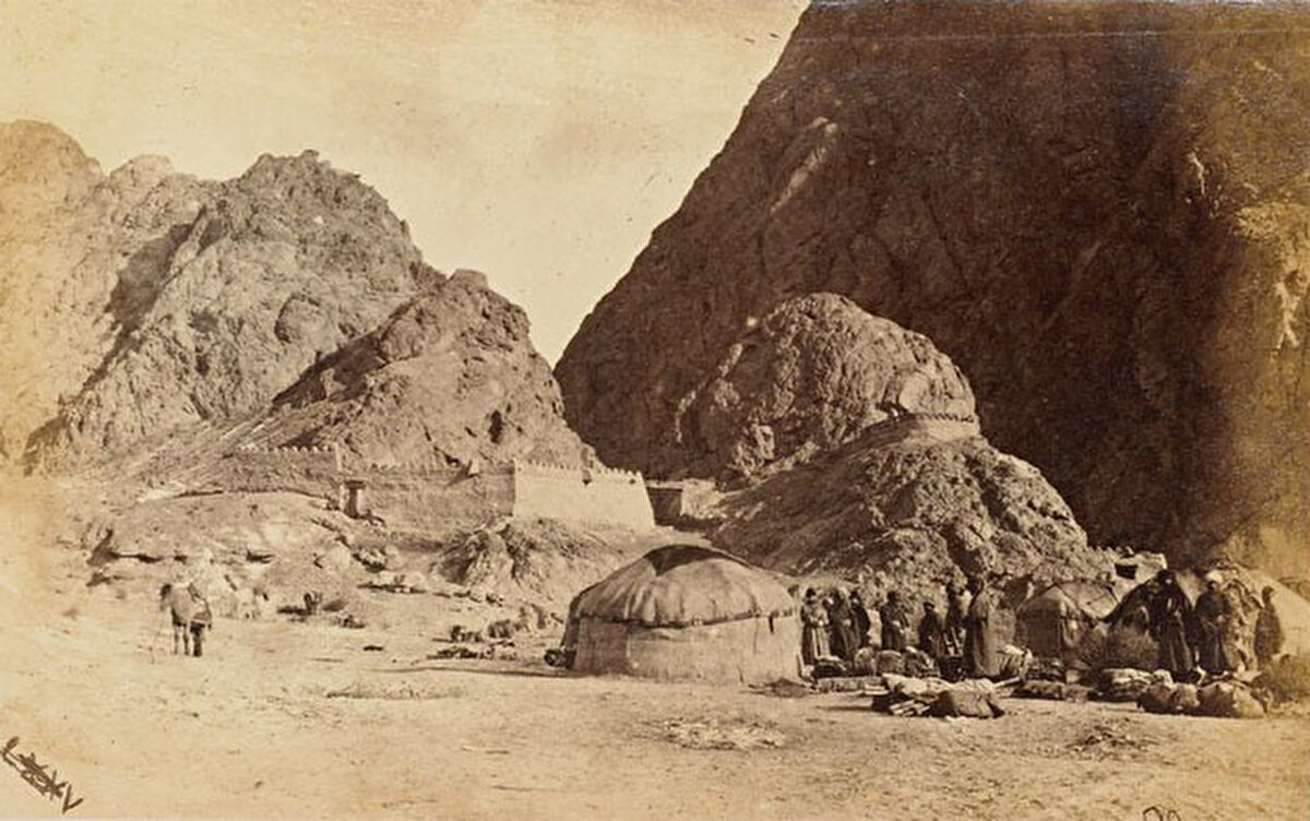 Kaşgar'ın 60 mil kuzeyindeki Tanrı Dağları'nda Çin karakolu, 1873.