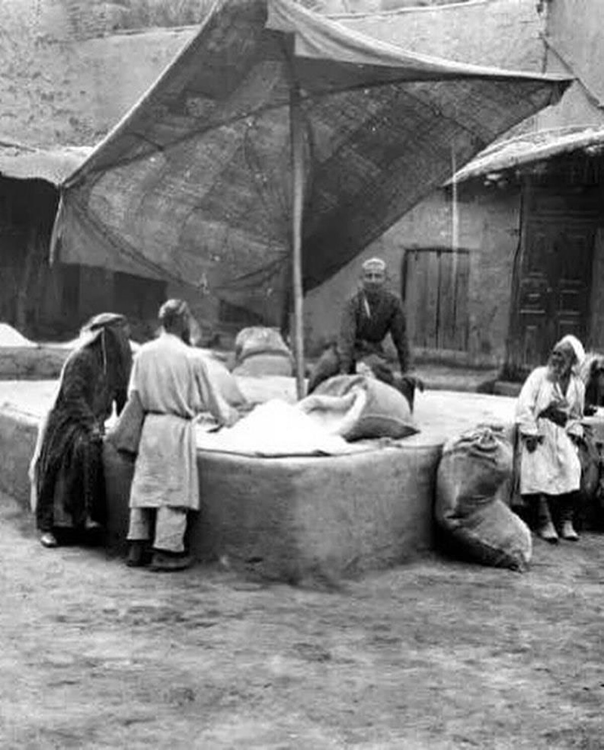 Yarkent'te tahıl kurutan Uygurlar, 1927-1928.