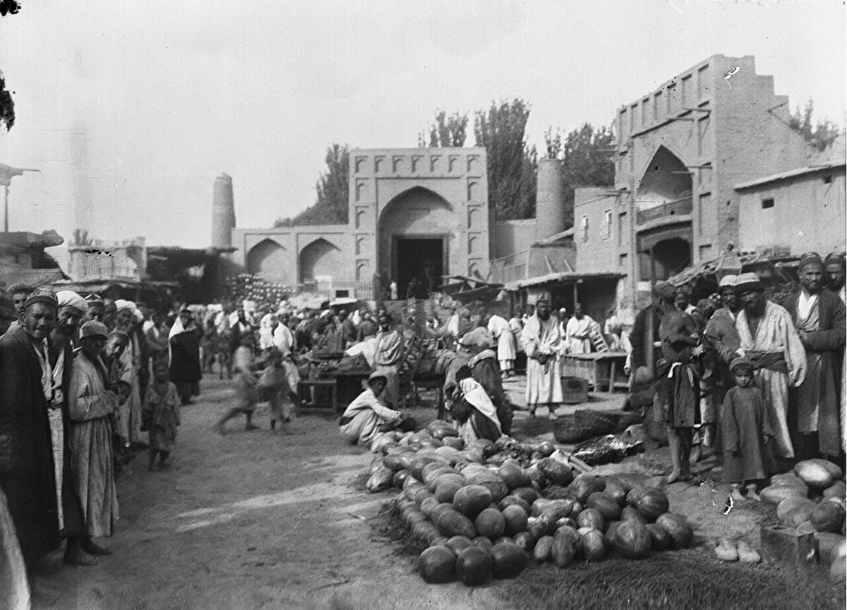 Kaşgar'daki Iydgâh Camii ve önüne kurulan pazar, 1906-1908.