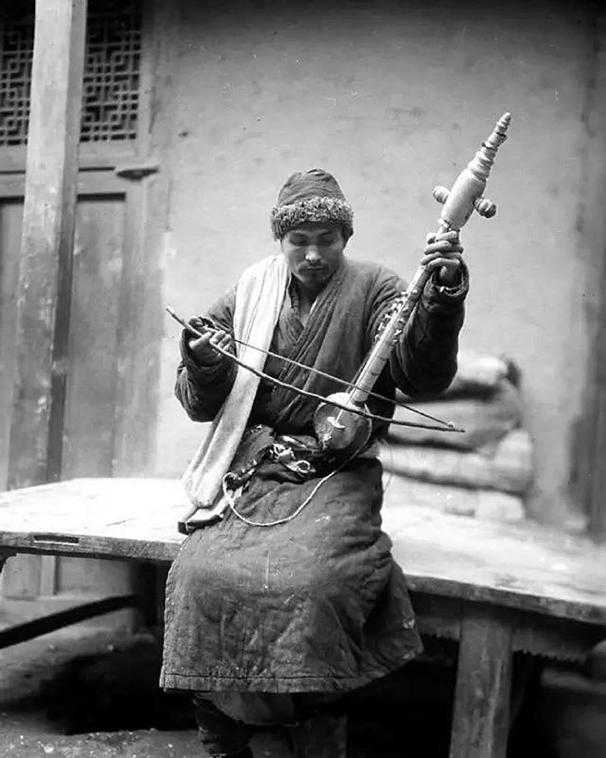 Sincan'da telli bir çalgı çalan bir müzisyen. Yarkent, 1927-1928.