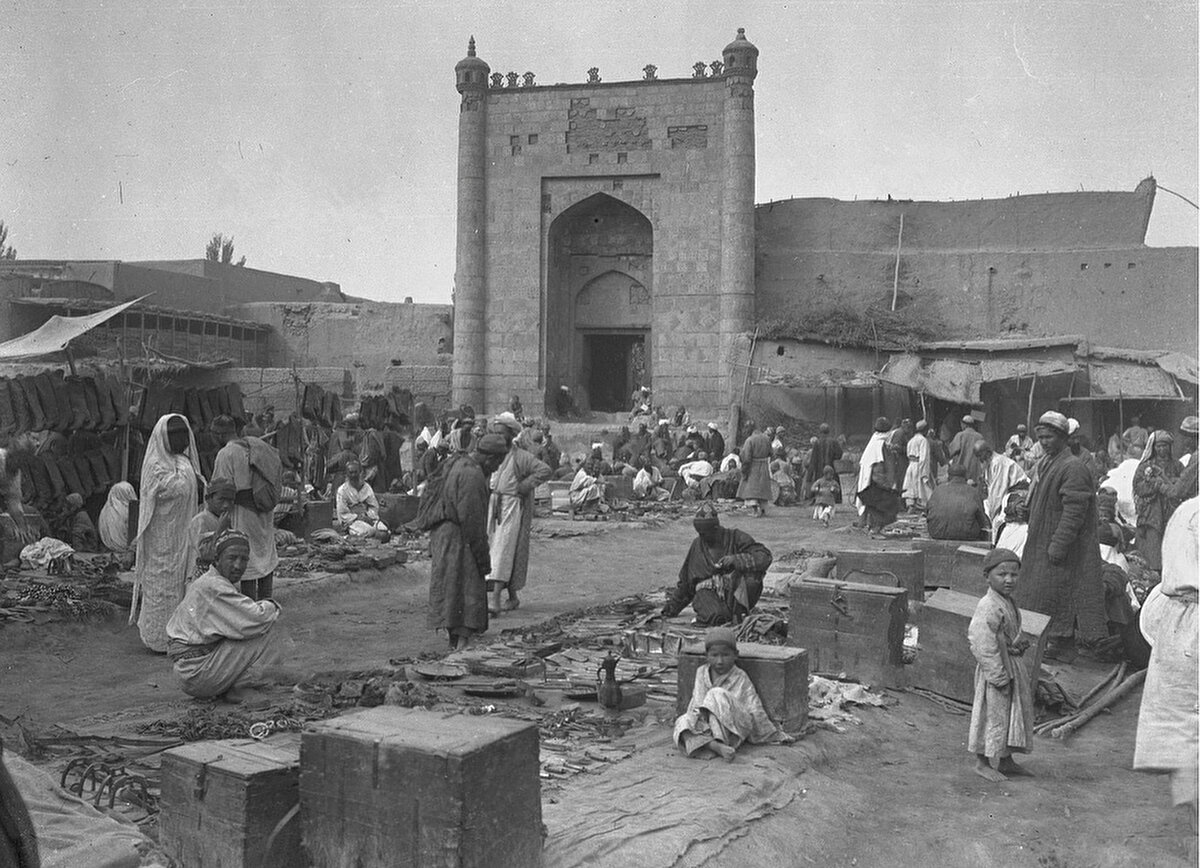 Pazar ve cami. Kaşgar, 1906-1908.