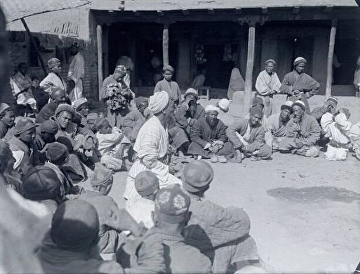 Kaşgar sokaklarında bir hikâye anlatıcısı.