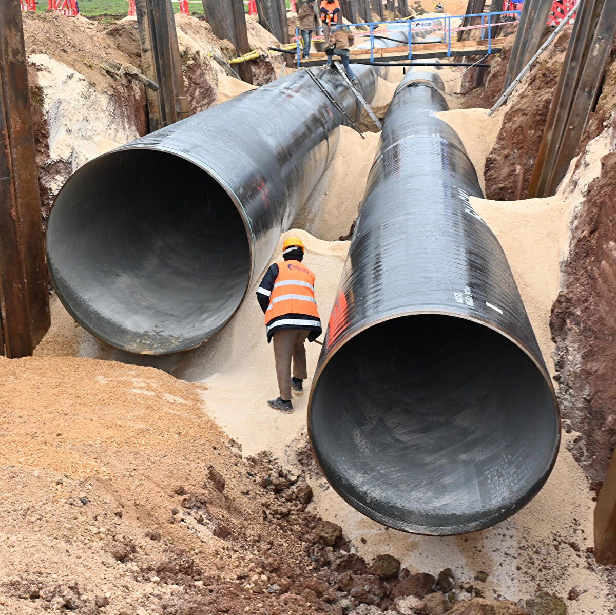 Twit'te bu ifadelere yer verildi:<br><br>"Bursa'nın 2 günlük suyu kaldı. (%0.15) Çınarcık Barajından acil boru döşeniyor. Yetişir mi, bakacağız. Borular yetişene kadar tam su kesintileri olabilir, çünkü su bitti."<br>