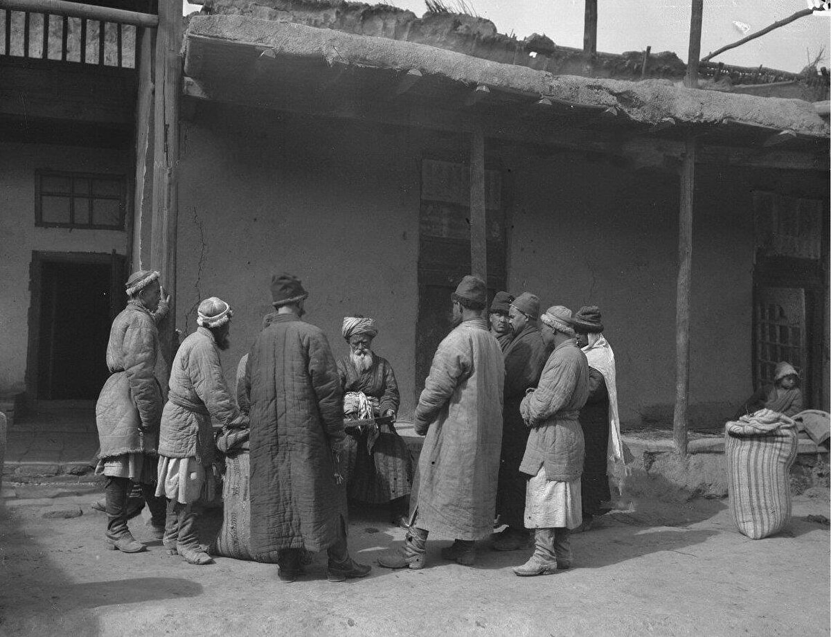 Pazar yeri önünde toplanan yerel aksakallar. Aksu, 1906-1908.