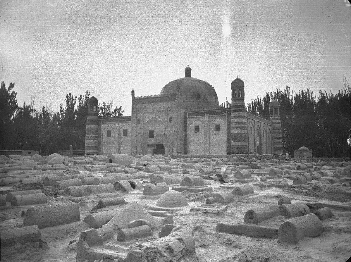 Kaşgar yakınlarındaki cami ve mezarlar.