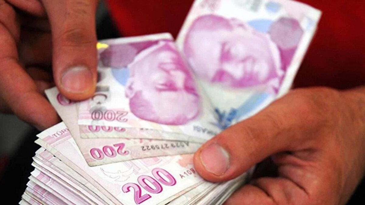 Şu anda net asgari ücret 22.104 TL seviyesinde bulunuyor. Tahmin edilen artış oranlarına göre, asgari ücretin 2026 Ocak itibarıyla en az 27 bin TL’ye çıkacağı öngörülüyor. Yüzde 30’luk maksimum zamma göre ise bu rakam 28 bin – 28 bin 500 TL bandında şekillenebilir. Ancak Karakaş’a göre, “Asgari ücret 29 bin TL’yi kesinlikle geçmeyecek. 29 bin TL'yi bulmaz ama en az 27 bin TL olur. Bu rakamın altı masada bile değil” ifadeleriyle tavan ücret beklentisini de sınırladı.