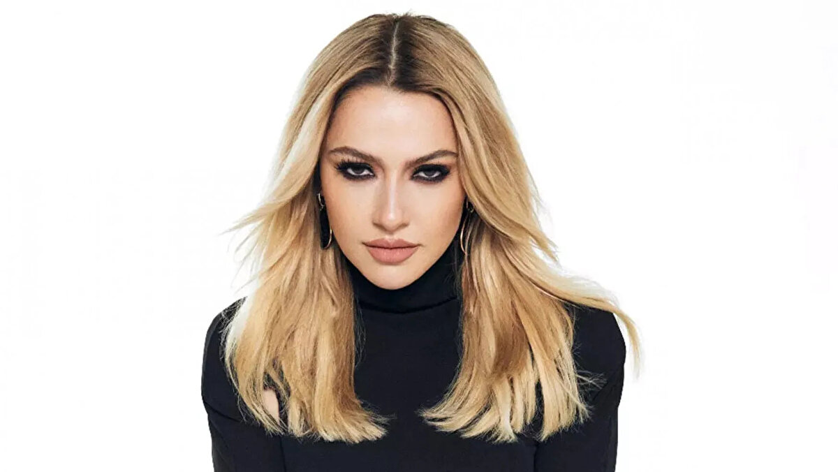 Hadise Açıkgöz<br>