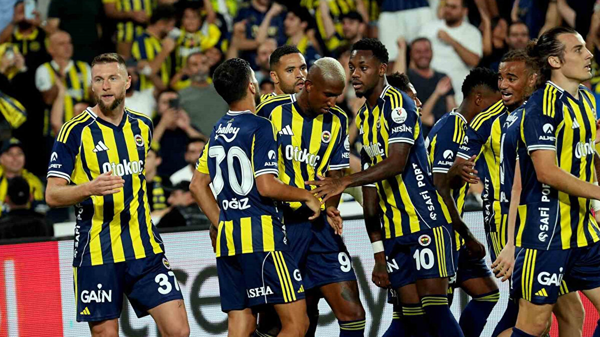 MOURINHO’DAN YANIT GELDİ<br><br>343 Youtube kanalının haberine göre; bu konuda açıklama yapan Mourinho şunları söyledi: <br>"Bana işimi mi öğretiyorsunuz? Bunlar akıl tutulması! Planlamayı hazırlık maçlarına göre yaptık. Portekiz’de çok maç yapmak istedik. Tek idman, üstüne maç yapıldı. Eğer çift idman üstüne maç yapılsaydı oyuncu sakatlığı yaşanabilirdi."<br>