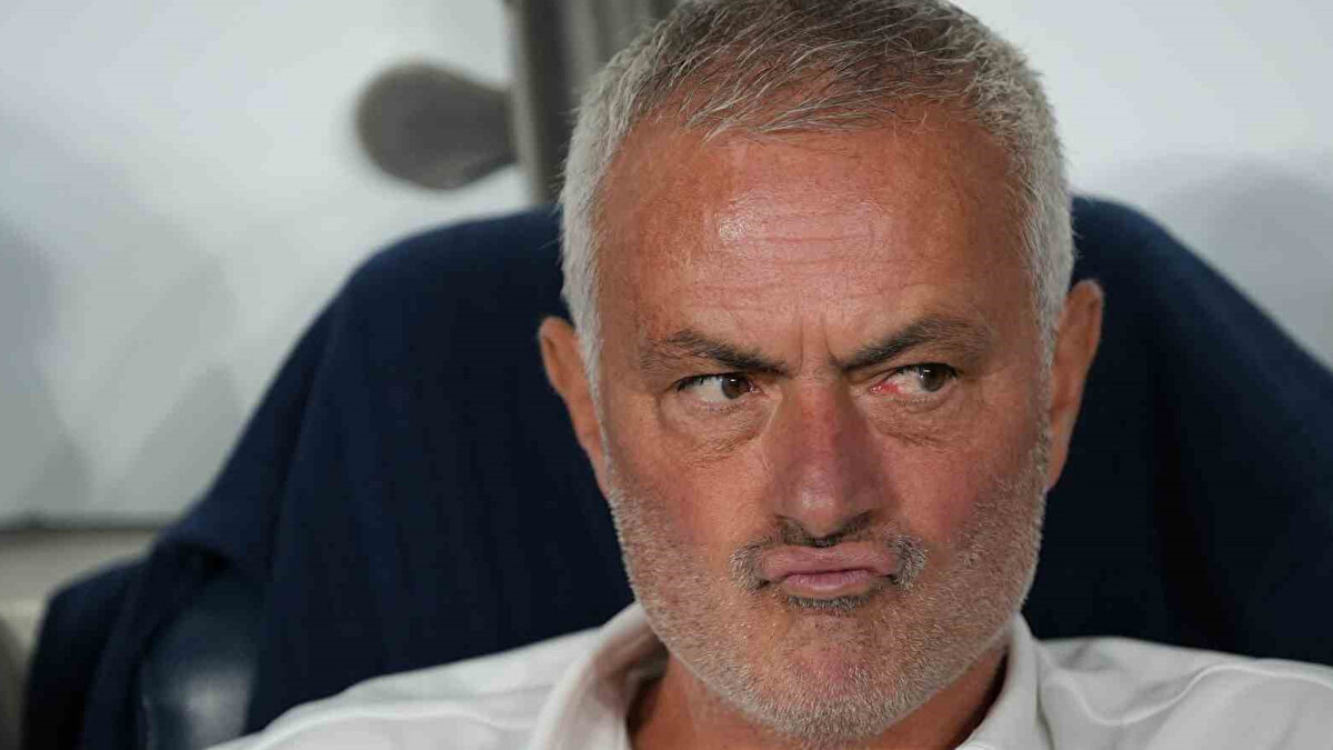 "Feyenoord ve Benfica maçlarında kimse kondisyondan şikayet etmiyordu! Şu an kondisyondan şikayet edilen transferler benimle kamp yapmadı. Hepsi tatilden geldi!"<br>