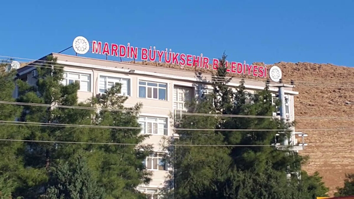 Büyükşehir olmak için en önemli şartlardan biri nüfus kriteri. Belediyeler kanununa göre merkeze en fazla 10 bin metre uzaklıktaki yerleşim birimlerinin toplam nüfusu 750 bini aşması gerekiyor. Bu durumda fiziki yerleşim durumları ve ekonomik gelişmişlik düzeyleri de dikkate alınarak büyükşehire dönüştürülüyor.