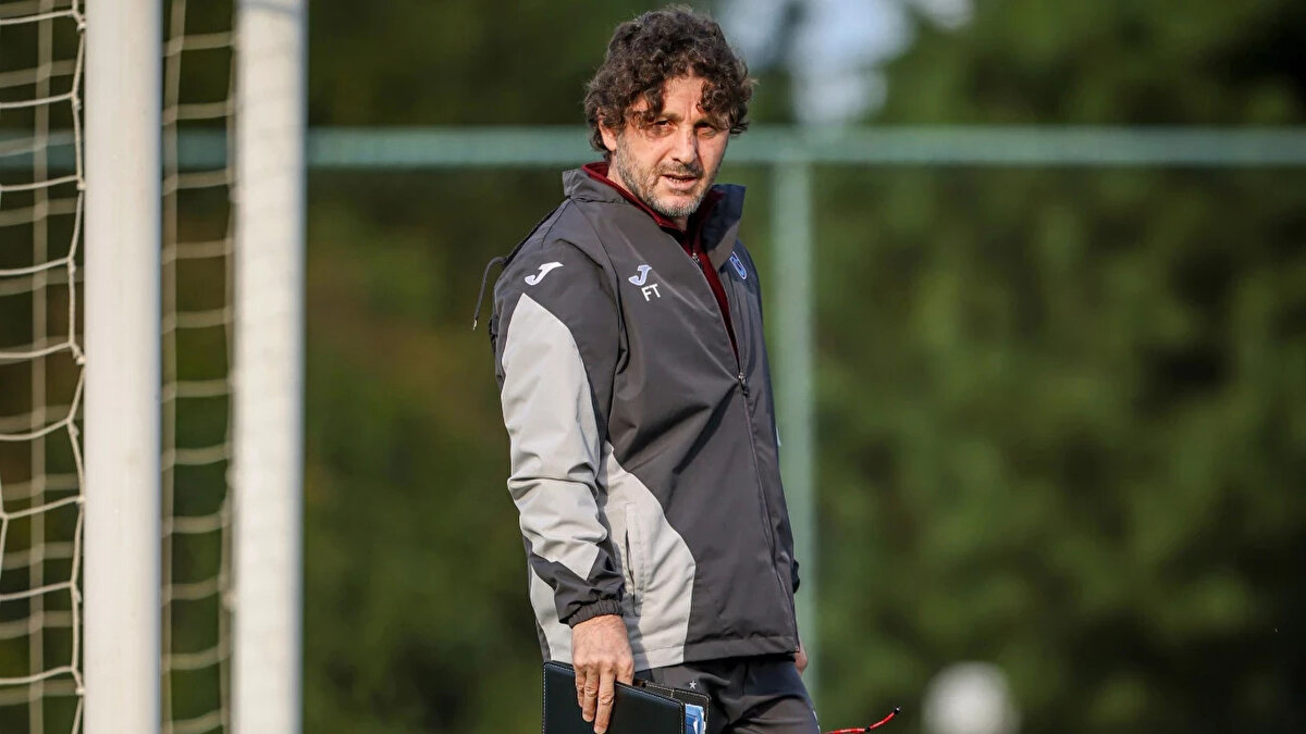 Trabzonspor Zirve Yarışını Sürdürmek İstiyor<br>Ligde 22 puanlı lider Galatasaray'ın hemen arkasında, 17 puanla ikinci sırada yer alan bordo-mavililer, Rize deplasmanından 3 puanla ayrılarak zirve takibini sürdürmeyi hedefliyor.