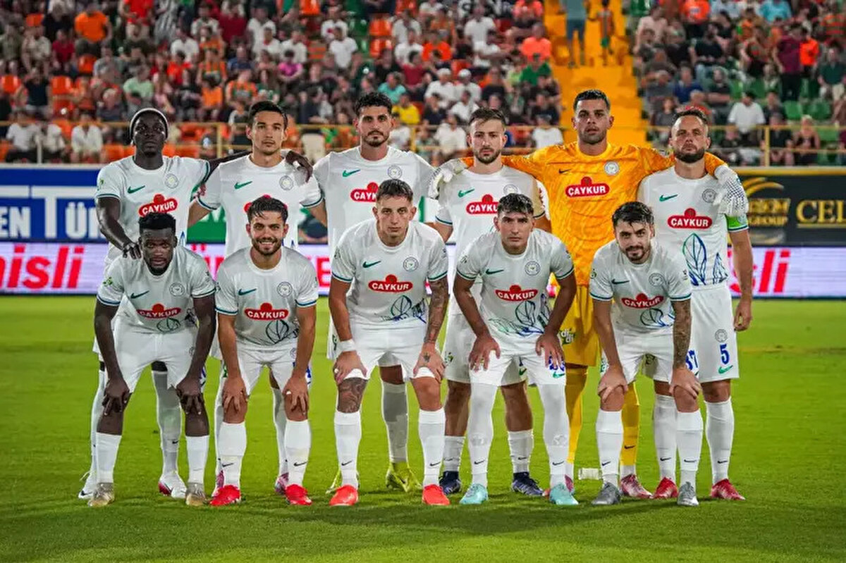 Çaykur Rizespor muhtemel 11<br><br>Çaykur Rizespor: Fofafa, Taha, Mocsi, Samet, Hojer, Laçi, Papanikolaou, Rak-Sakyi, Buljubasic, Emrecan, Jurecka