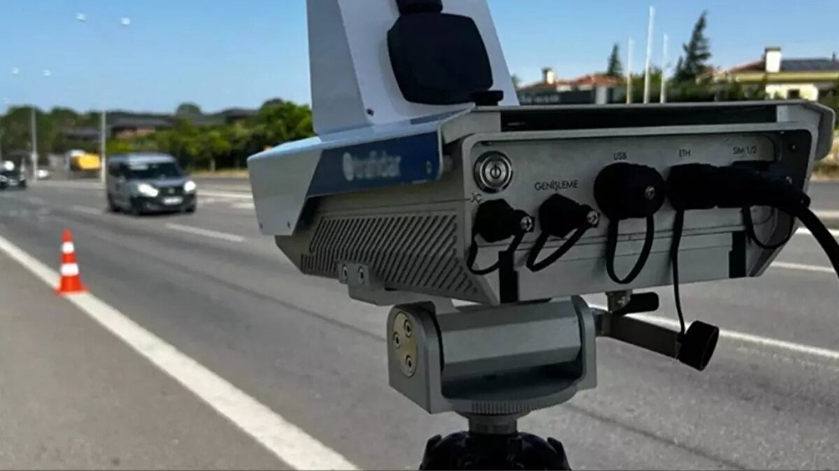 Hız limitleri artırıldı<br><br>Sürücülerin en çok tepki gösterdiği yerleşim yerlerinden biri olan Çorum'un Osmancık ilçesinde de kapsamlı bir sadeleştirmeye gidildi. Sürücüleri âdeta tuzağa düşüren radar ve EDS kameraları kaldırıldı. İstanbul-Tosya yönündeki hızı aniden 82 kilometreden 50 kilometreye düşüren uyarı levhaları söküldü. 