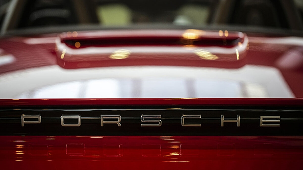 Micheal Leiters kimdir?<br><br>Michael Leiters, otomotiv sektöründe geniş bir deneyime sahip. Temmuz 2022’den bu yana McLaren Automotive’in CEO’su olarak görev yapan Leiters, daha önce sekiz yılı aşkın süre Ferrari’de Teknoloji Direktörü olarak çalıştı. Ayrıca Porsche’de 13 yıldan fazla görev yaparak Macan ve Cayenne model serilerinin geliştirilmesinde önemli rol üstlendi.<br><br>Porsche Denetim Kurulu Başkanı Dr. Wolfgang Porsche, Leiters’in “otomotiv sektöründeki onlarca yıllık deneyimi” ve “derin uzmanlığı” sayesinde şirketi geleceğe taşıyacak doğru isim olduğuna inandığını vurguladı.