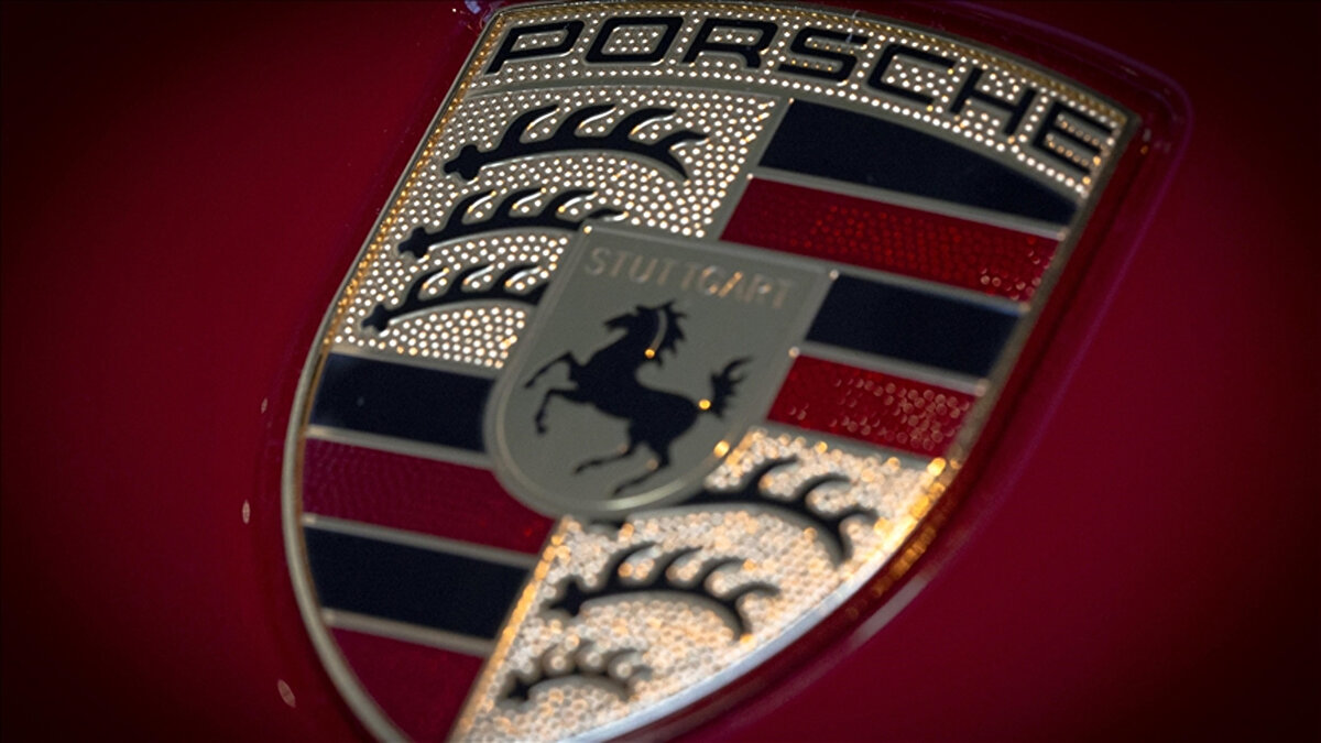 Porsche zorlu bir dönem geçiriyor<br><br>Michael Leiters, elektrikli araç pazarındaki rekabetin arttığı, üretim ve satış baskısının yoğunlaştığı bir dönemde Porsche’nin yönetimini devralacak. Şirket, yüksek maliyetli elektrikli araç stratejisinin kârlılığı düşürmesi üzerine üretim dengesini yeniden hibrit ve içten yanmalı modellere kaydırmıştı.<br><br>Şirket aynı zamanda ABD’deki gümrük tarifeleri ve Çin’deki satış düşüşleriyle mücadele ediyor. Çin’de BYD ve Xiaomi gibi yerli üreticiler, düşük fiyatlı ama yüksek donanımlı elektrikli araçlarla pazarda güçlü bir rekabet oluşturuyor.