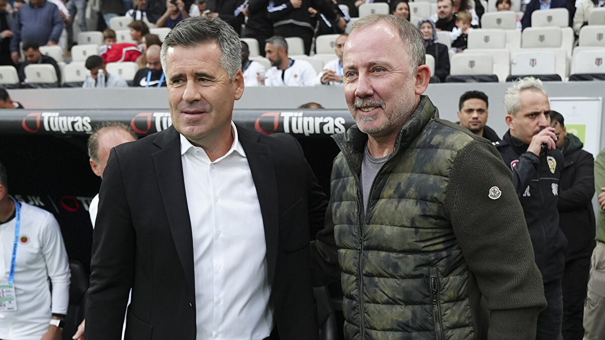 "Taylan Bulut sezonun ilerisinde oynayacaktır"<br><br>52 yaşındaki teknik adam, Taylan Bulut’un neden maç kadrosuna alınmadığıyla ilgili bir soruya, "Taylan çok genç bir oyuncu. Sonuca göre hareket etmemek lazım. İşler kötü gittiği zaman oynamayan oyuncular gündeme gelir. Genç bir oyuncu. Oynayacak süre bulur. Şu an Gökhan ve Svensson üzerinden gidiyoruz ama sezonun ilerisinde oynayacaktır" cevabını verdi.