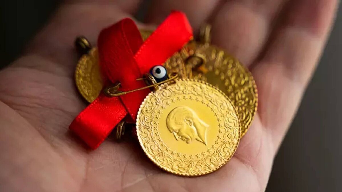 Türkiye Gazetesi'nin haberine göre, birçok kuyumcuda gram altın bulunamaz bir hale geldi. Uzmanlar özellikle gram altındaki ürün bulma sorununu şöyle özetliyor: İstanbul Altın Rafinerisine yapılan operasyon sonrası üretim süreci sekteye uğradı. Özellikle gram altına olan talep çok fazla ve hâlihazırdaki üretim talebe cevap veremiyor. Bazı kuyumcular ise bilezik ve takı gibi ürünler dışında, çeyrek, tam, yarım ve cumhuriyet gibi ürünlerin satışını yapmaya yanaşmıyor. Altın fiyatları tüm dünyada hızla yükselirken birçok ülkede ise altın kuyrukları oluşmya başladı. İstanbul Kapalıçarşı’da bazı kuyumcularda kuyruklar uzarken, kimi dükkânlarda satışlar geçici olarak durduruldu. 